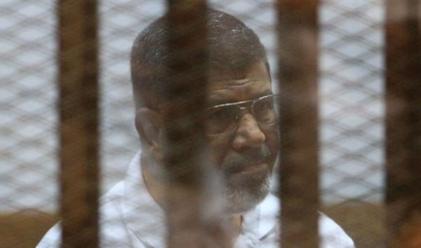 مرسي خلال محاكمته يدعو للالتفاف حول أهداف ثورة يناير مرسي خلال محاكمته يدعو للالتفاف حول أهداف ثورة يناير