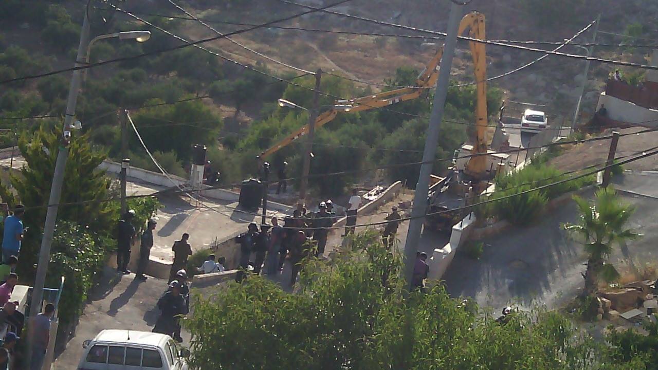 الاحتلال يغلق منزل الشهيد ابو جمل بالباطون الاحتلال يغلق منزل الشهيد ابو جمل بالباطون