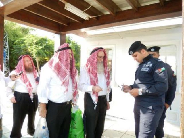 بالصور: حاخامات تنكروا بالكوفية وتجولوا في الأردن حاخامات