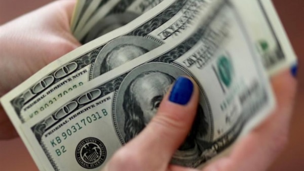 انخفاض سعر صرف الدولار الأمريكي