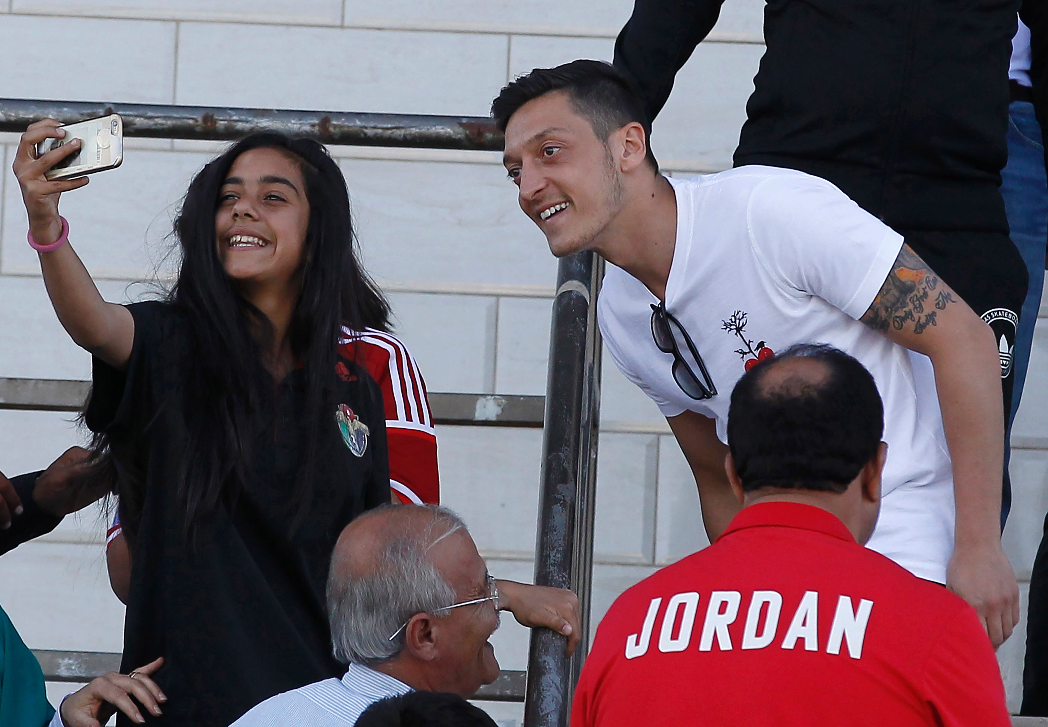 مسعود اوزيل يزور مخيم الزعتري