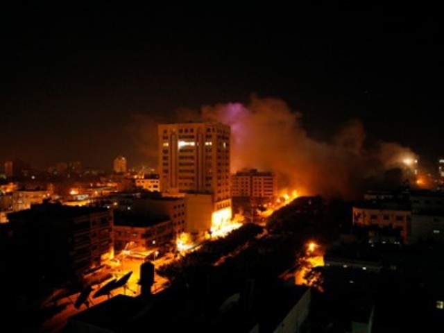 انفجاران يهزان مدينة غزة انفجاران