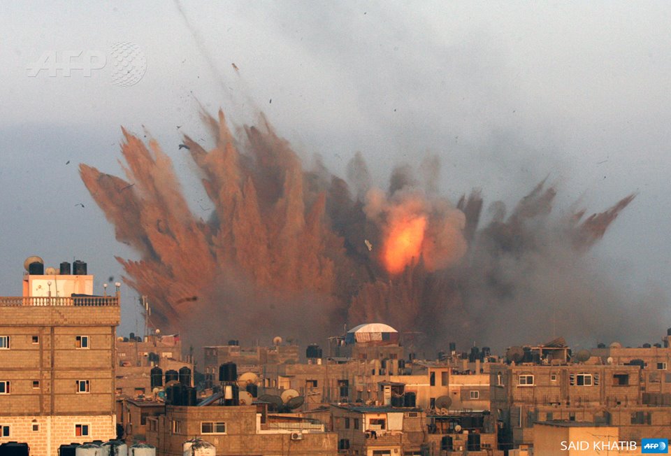 'التنفيذية' تقرر الطلب رسمياً بوضع فلسطين تحت الحماية الدولية (الصورة أ ف ب) القصف على غزة