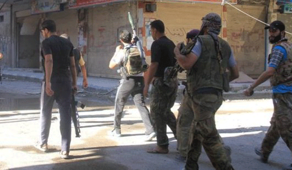 مقاتلون فلسطينيون يدخلون اليرموك ويجبرون "داعش" على التراجع مخيم اليرموك