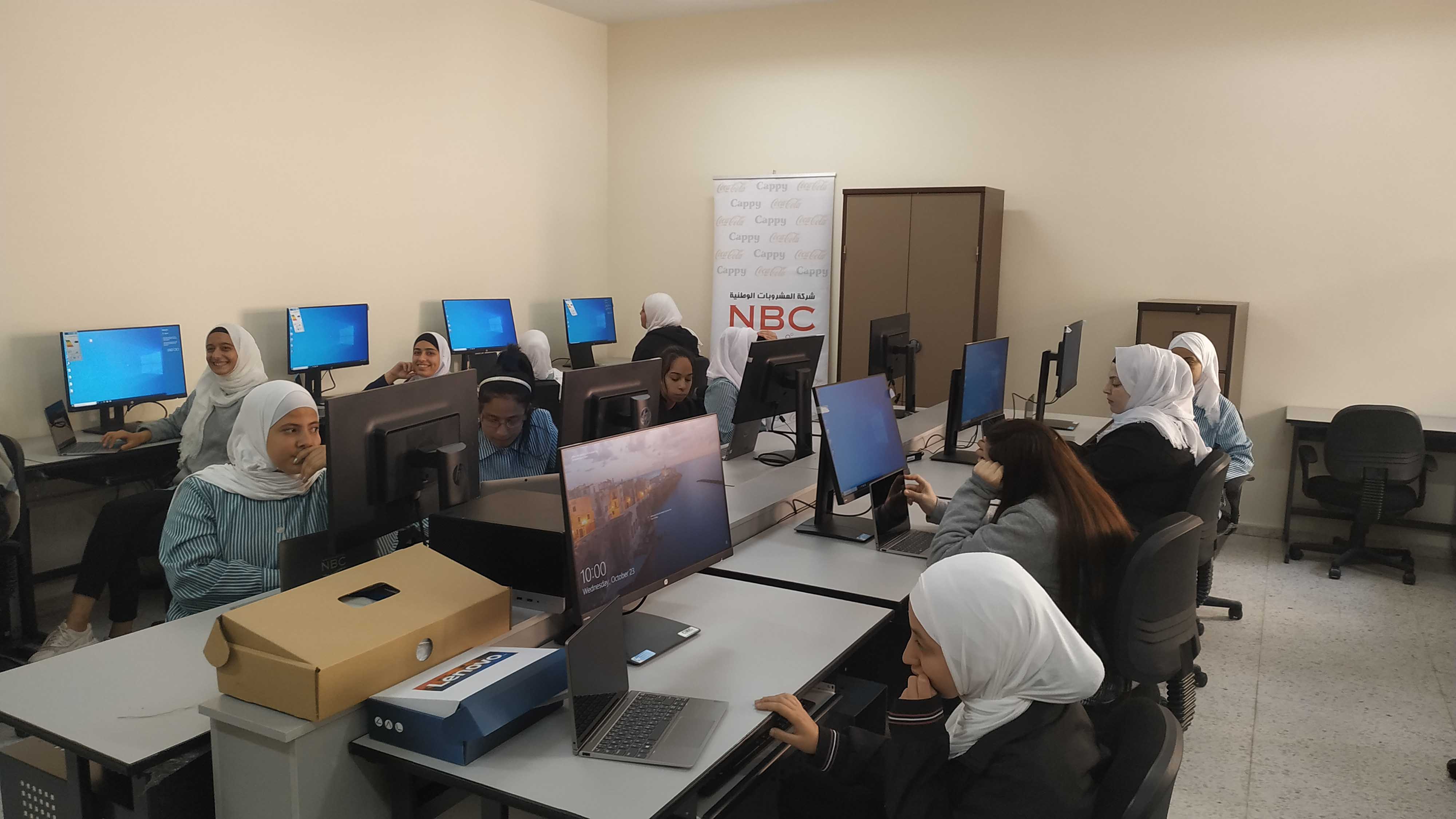 المشروبات الوطنية" تنهي تجهيز مركز التصميم الجرافيكي في مدرسة بنات بيت لحم