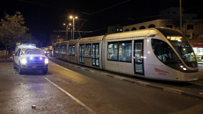 رشق القطار الخفيف بالتلة الفرنسية في القدس