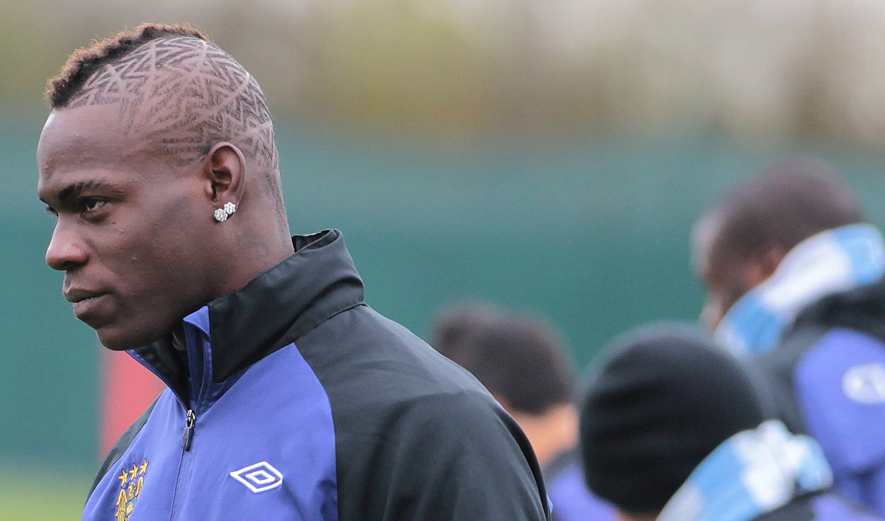 بالوتيلي يتعرّض لهجوم شرس من جماهير ليفربول بالوتيلي