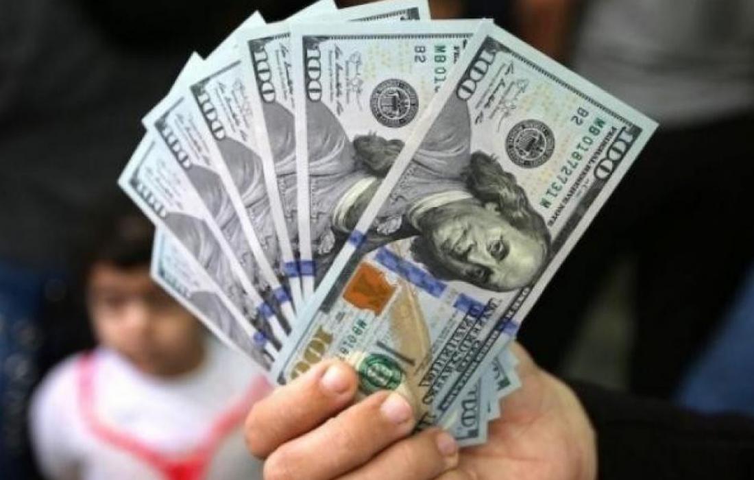 الدولار يصعد ويهبط بأسعار الذهب.. والعالم يترقب يوم الأربعاء