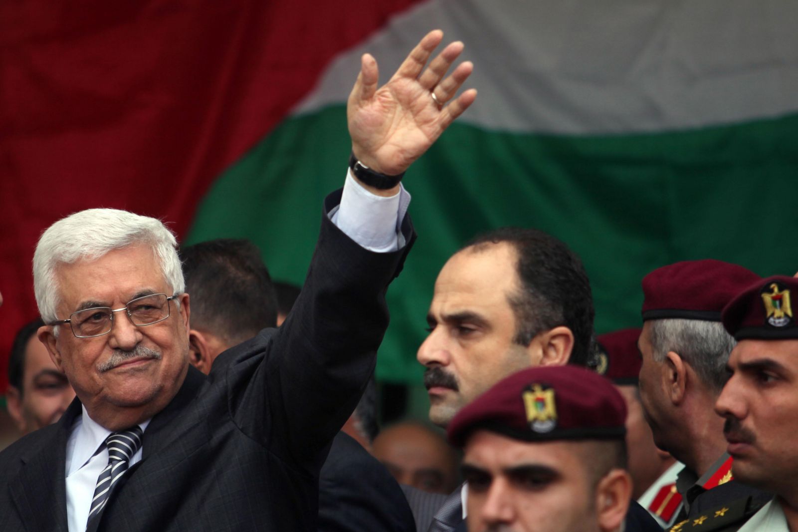 الرئيس: لا نتعامل بردود الفعل وقراراتنا تتُخذ في الوقت المناسب الرئيس الفلسطيني محمود عباس