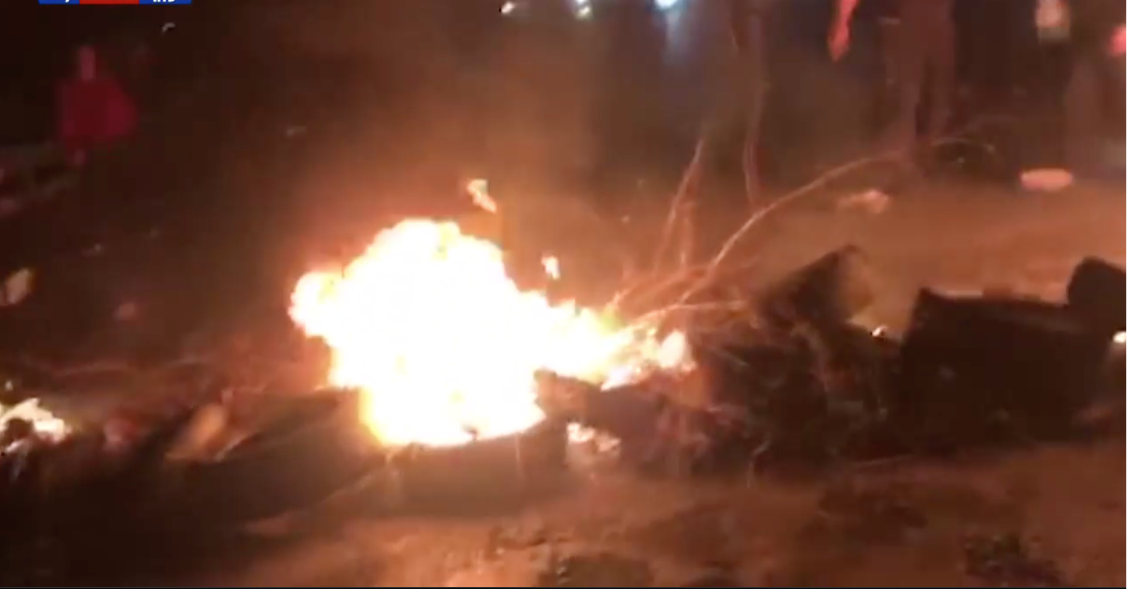 ليلة ساخنة في بيروت وإغلاق للطرق في المدن اللبنانية