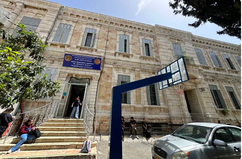 مدارس مسيحية بالقدس تعلق الدوام لعدم تجديد إسرائيل تصاريح 70 معلما وموظفا