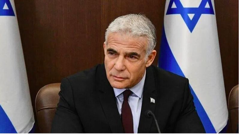 لابيد يهاجم نتنياهو ويحذر من توظيف التهديدات الأمنية في الانتخابات