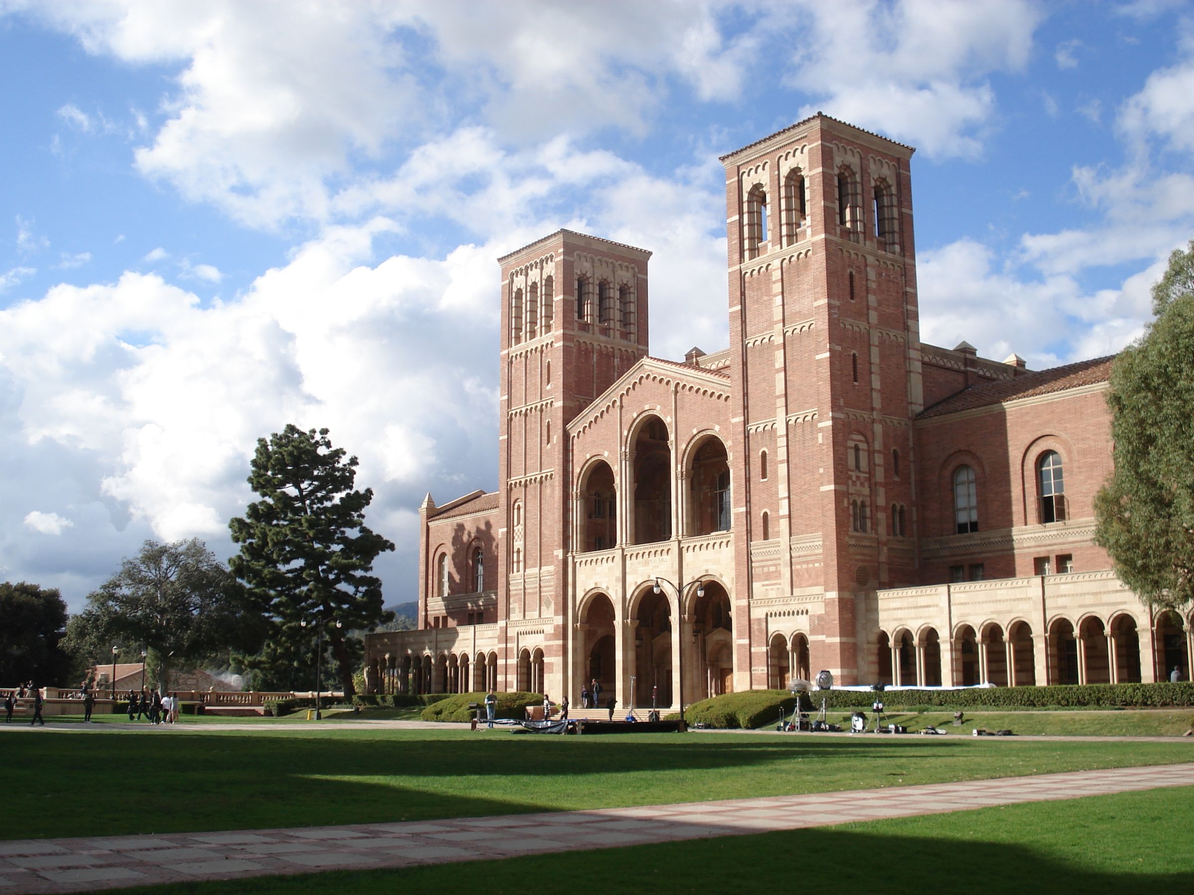 إغلاق حرم جامعة كاليفورنيا لوس انجلوس وتأكيد سقوط ضحايا