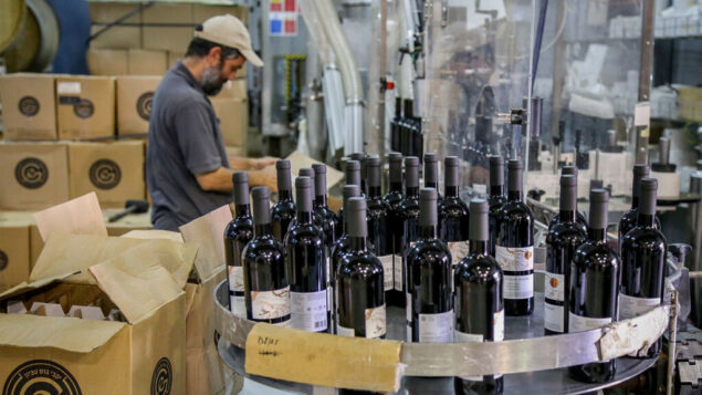 رغم المقاطعة الدولية: الإمارات توقع اتفاقا لاستيراد نبيذ المستوطنات