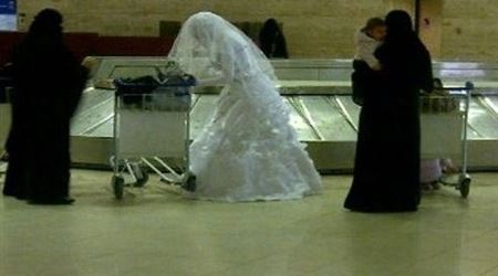 عريس يفر من عروسه حين شاهدها للمرة الأولى عريس يفر من عروسه