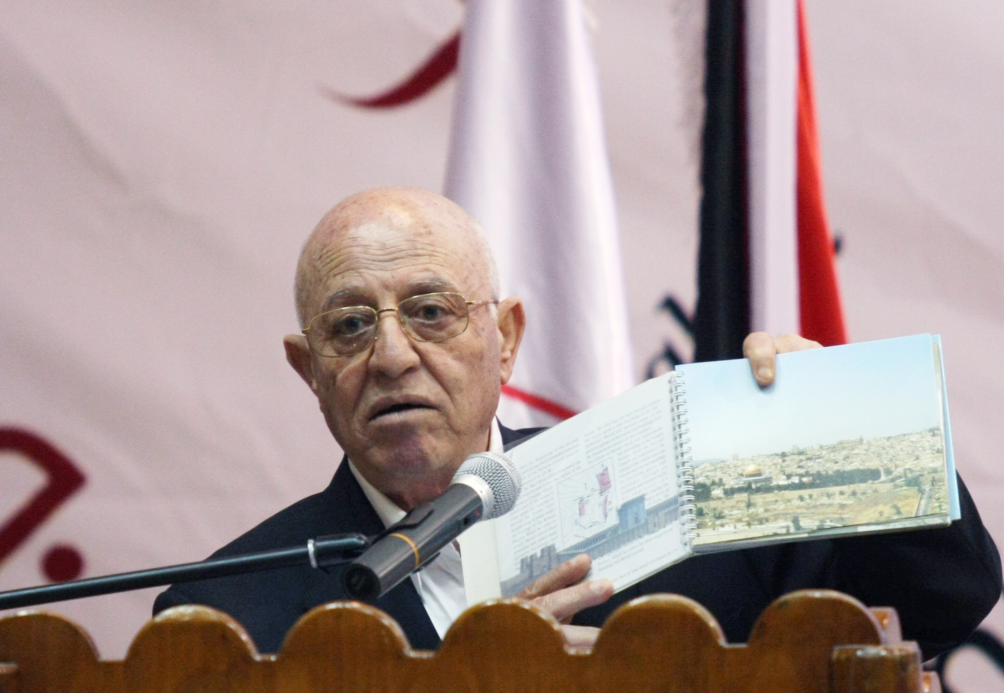 قريع يحذر من الاستيلاء على مئات الدونمات بالقدس قريع يحذر من الاستيلاء على مئات الدونمات بالقدس