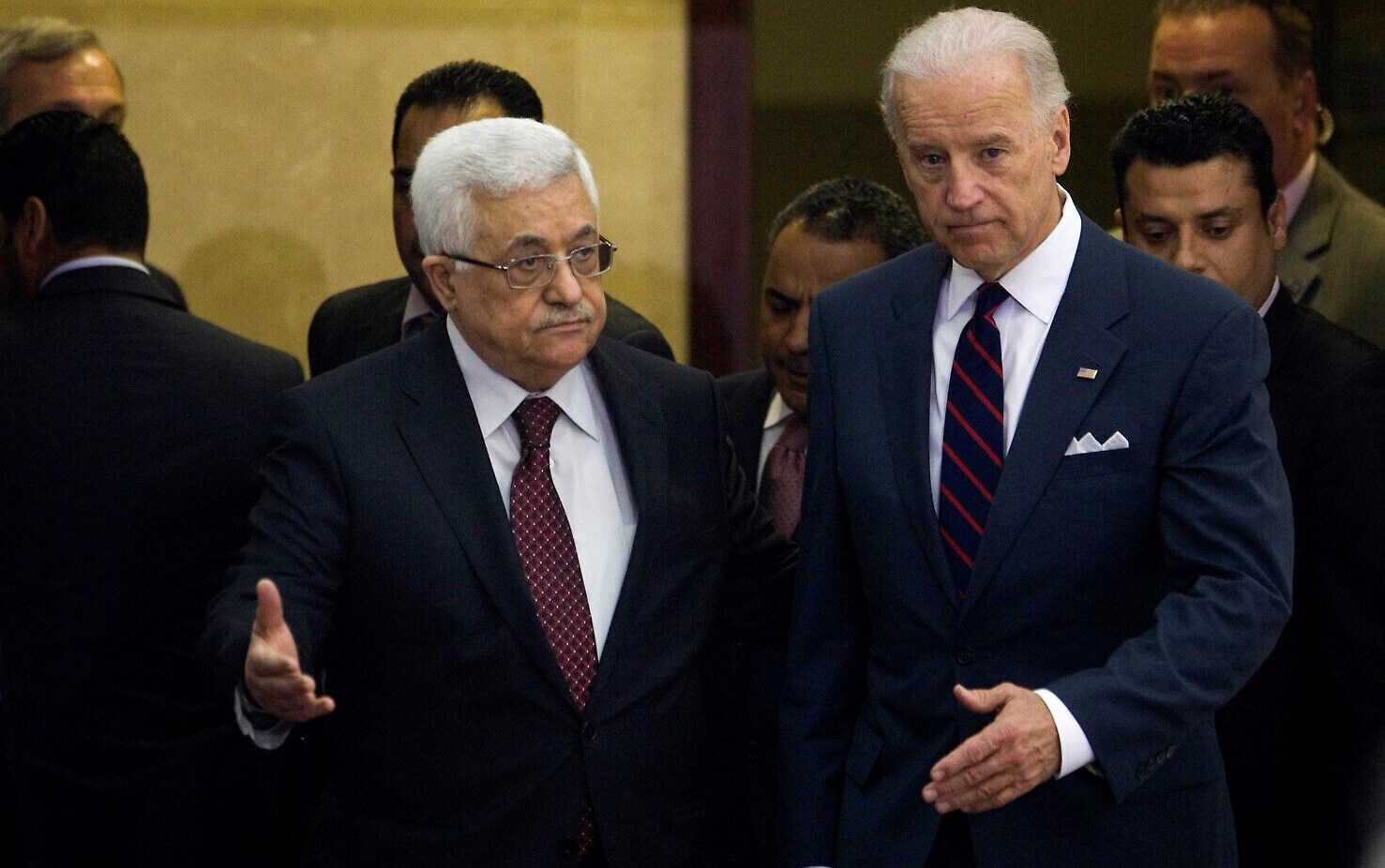 بايدن يطلب عباس التدخل لدى حماس لوقف قصف إسرائيل