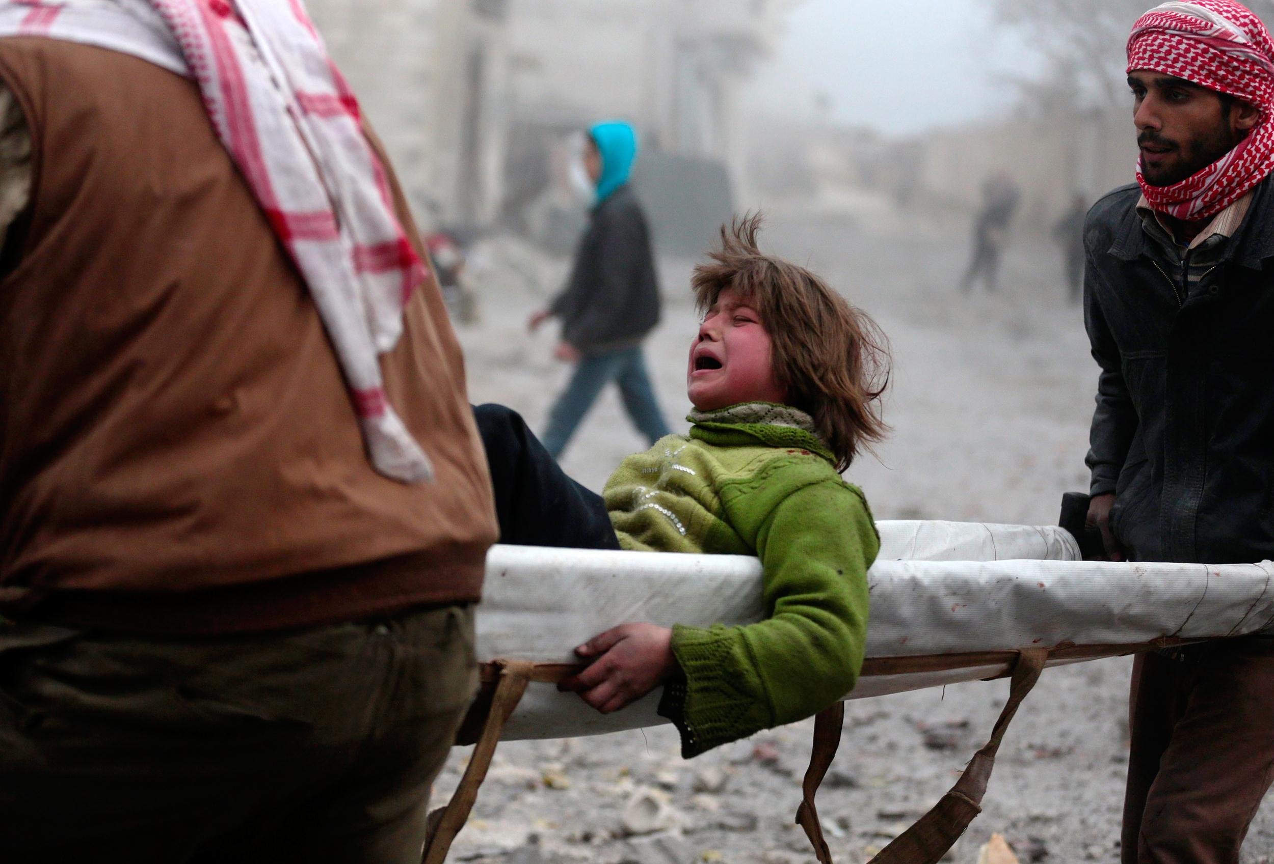 سوريا: قصف تجمعٍ للاجئين الفلسطينيين ببراميل متفجّرة سوريا: قصف تجمعٍ للاجئين الفلسطينيين ببراميل متفجّرة