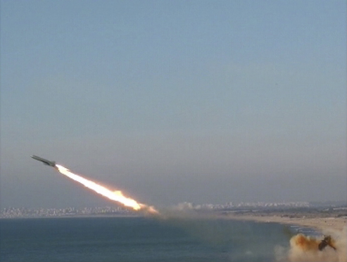 مصادر إسرائيلية: القسام يجري تجربة صاروخية جديدة