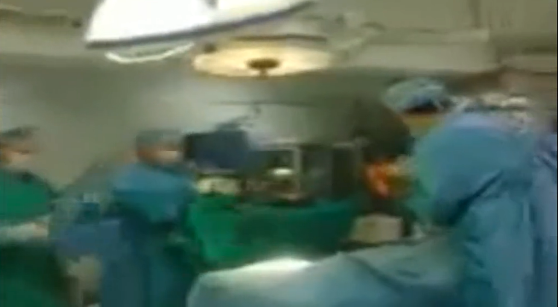 فيديو أثار جدلاً ..أطباء يتراقصون على"بشرة خير" خلال إجراء عملية جراحية!!