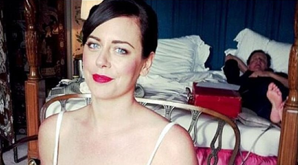 كامرون يغط في النوم والمحفظة الحمراء بلا رقابة في فرح قريبته