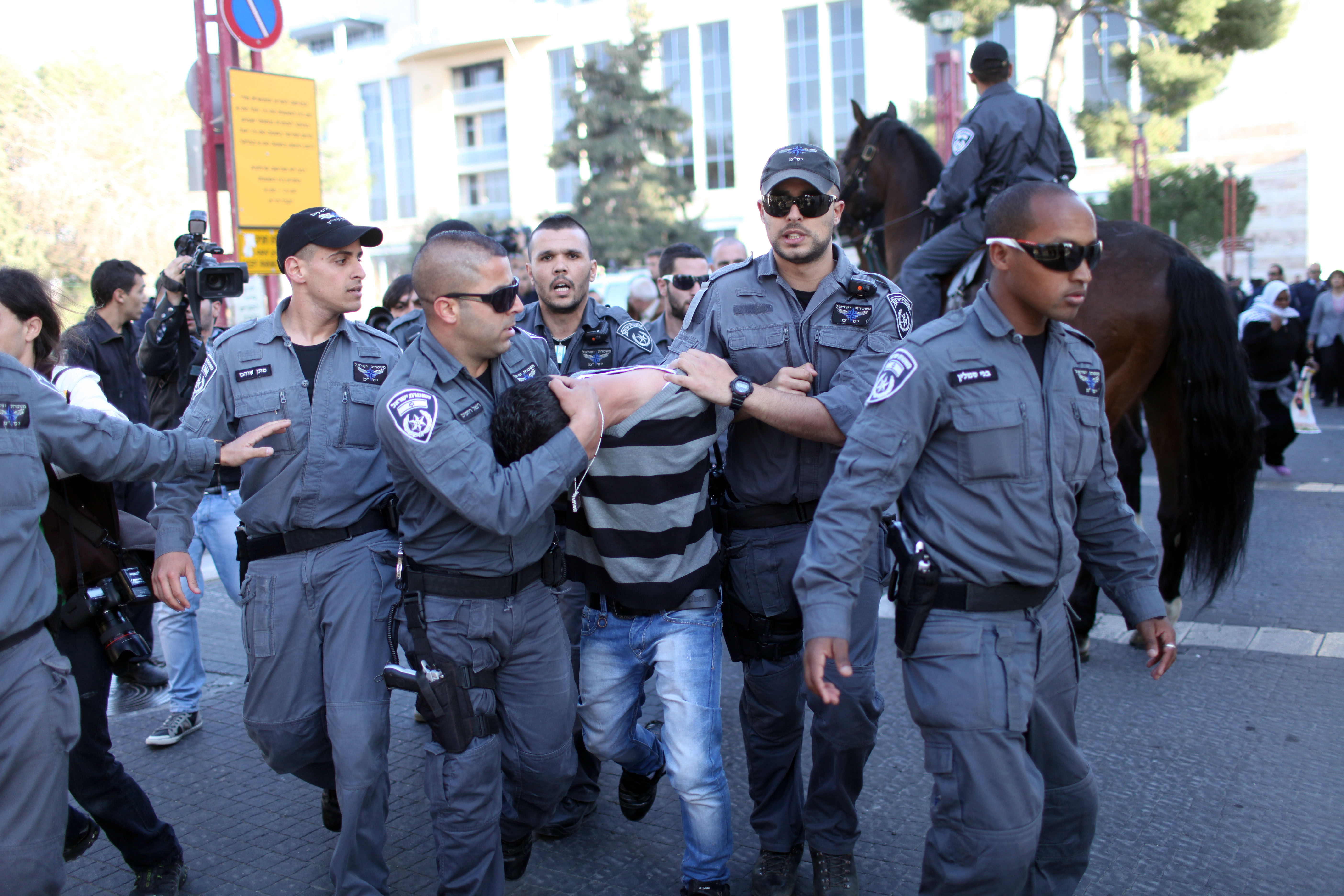 الإفراج عن فلسطينين اتهما باغتصاب إسرائيلية أقرّت أنها كذبت