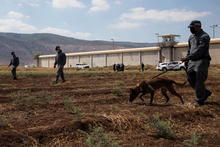 تفاصيل جديدة يكشفها الاحتلال عن فرار الأسرى من سجن جلبوع