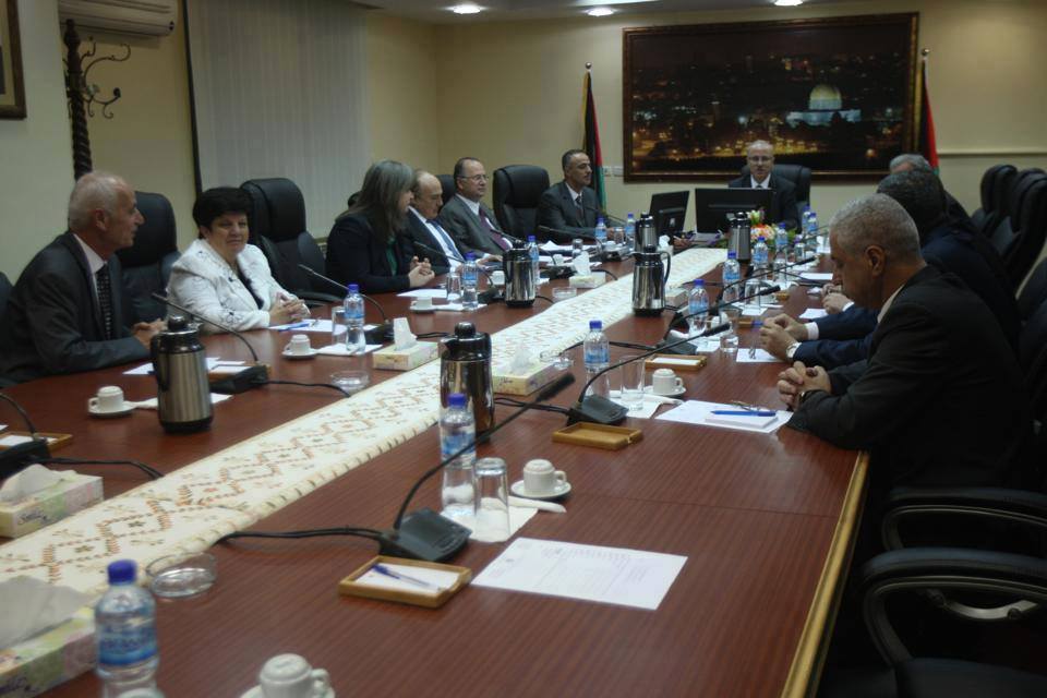 الحكومة: ستصرف مستحقات الموظفين كاملةً اذا استلمنا عائدات الضرائب اخبار فلسطين