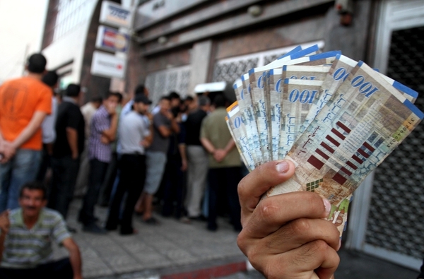 غداً..راتب كامل لمن تقل رواتبهم عن 2000 شيكل و 60% للبقية راتب كامل