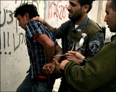 قوات الاحتلال تعتقل 8 مواطنين بينهم أطفال من محافظات مختلفة (أرشيفية) اعتقال مواطنين