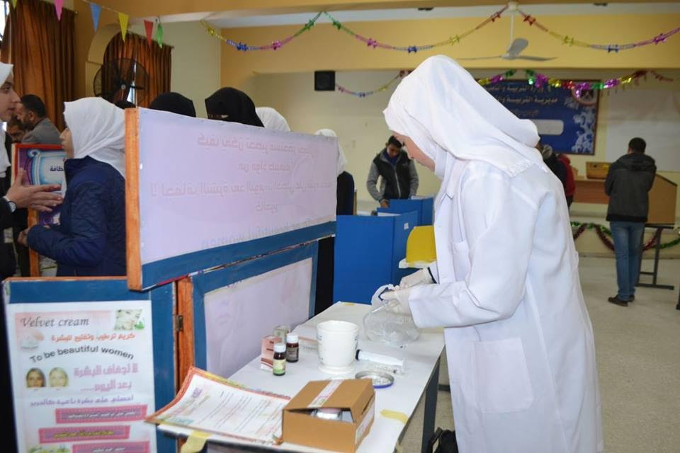 غزة: طالبة تبتكر مستحضر طبي للبشرة مستحضر طبي
