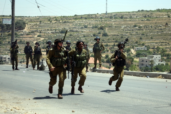 الاحتلال يعتقل خمسة مواطنين من طولكرم الاحتلال