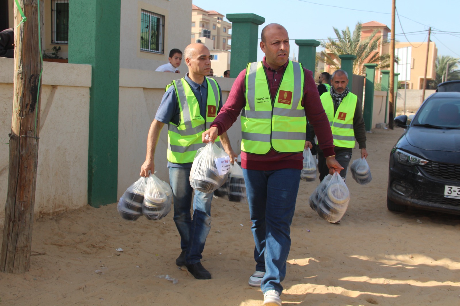 بنك فلسطين يوفر آلاف من الوجبات الغذائية الساخنة لصالح النازحين في مراكز الإيواء بقطاع غزة