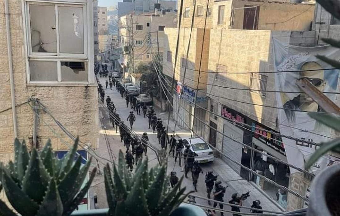 قوات كبيرة تقتحم منزل عائلة الشهيد عدي التميمي وتستعد لهدمه في شعفاط
