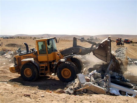 الاحتلال يهدم ثلاثة منازل في قرية بدوية غير معترف بها في النفب هدم منازل