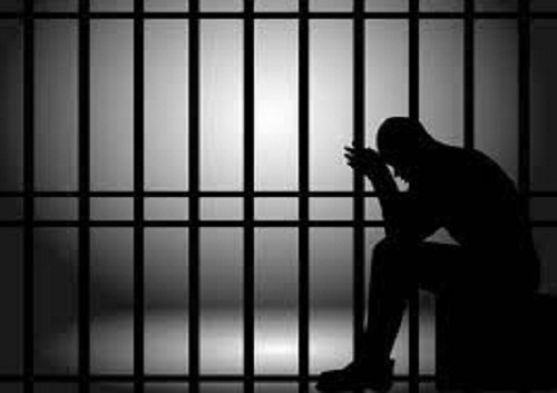 أسير يروي تفاصيل ضربه والتنكيل به خلال نقله بـ"البوسطة" اسير