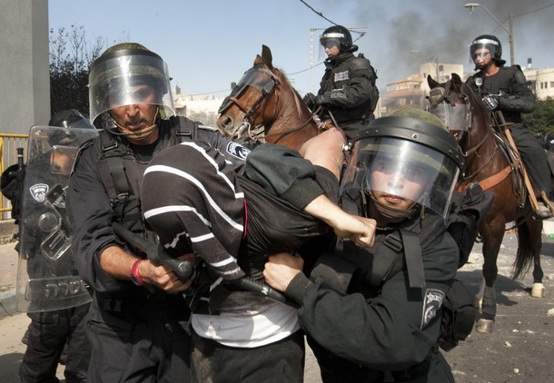 الاحتلال يشن حملة اعتقالات في القدس الاحتلال