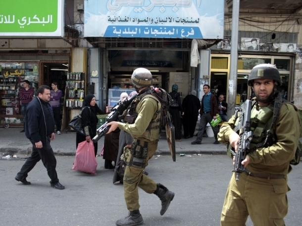 الاحتلال يعتقل مواطنا من يطا ويسلم بلاغات لـ3 من بيت أمر الاحتلال