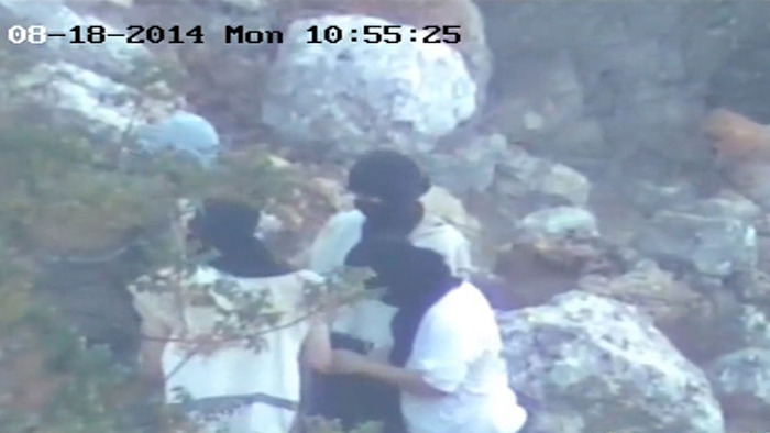 فيديو يظهر قيام مستوطنين بحرق مقهى بقرية شمال رام الله مستوطنون