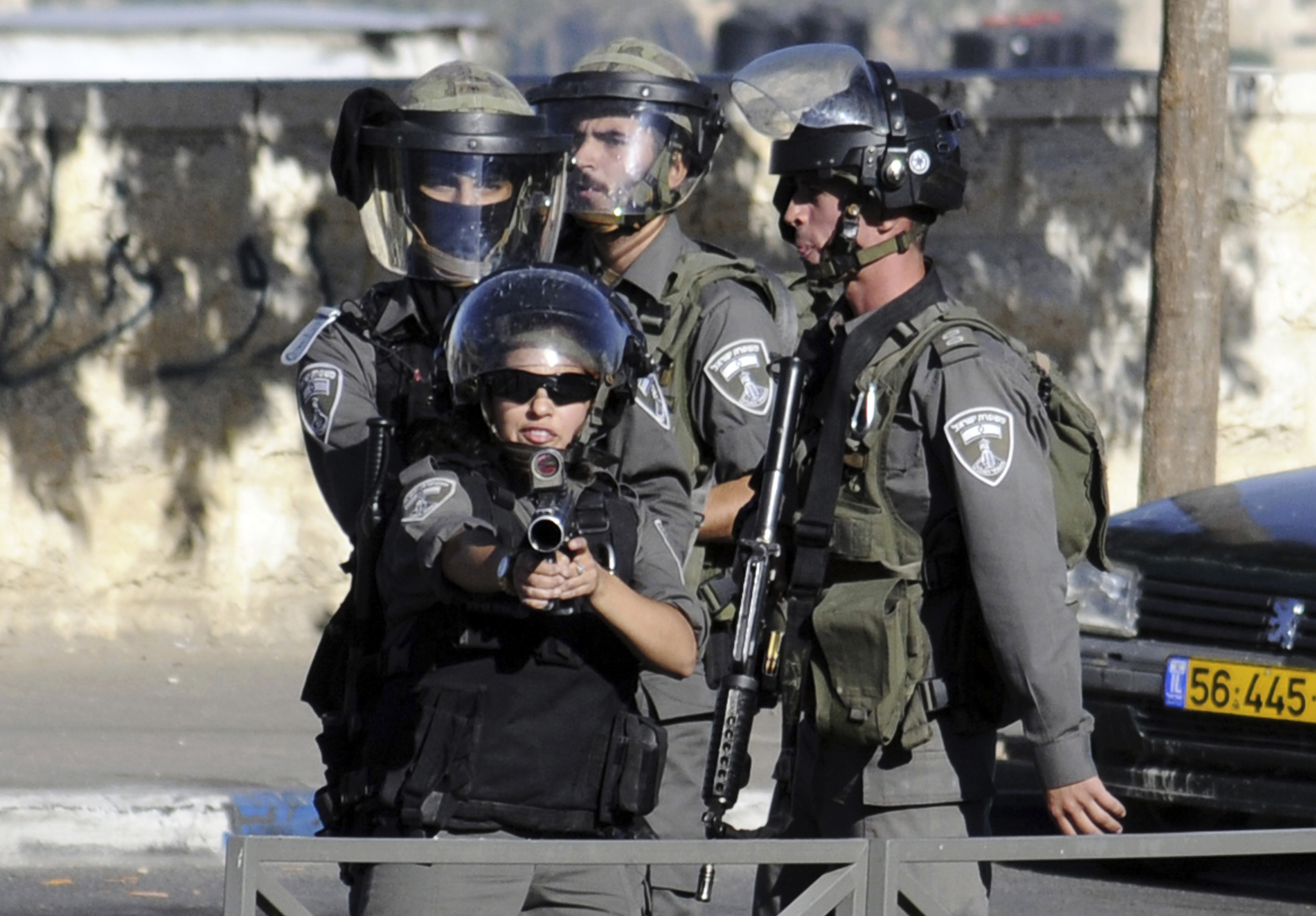 الاحتلال يعتقل فتاة في القدس الاحتلال يعتقل فتاة في القدس