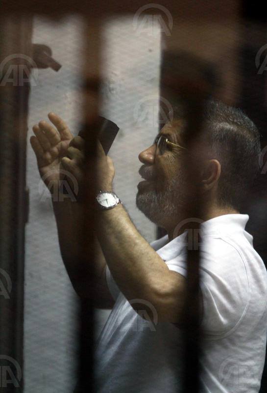 مرسي يهتف "لبيك غزة" في جلسة محاكمته (الأناضول) مرسي غزة