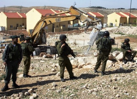 لاحتلال يسلم مبعدا عن القدس أمرا بهدم منزله الاحتلال