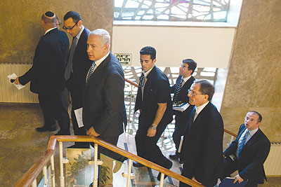 إخلاء جلسة للحكومة الإسرائيلية خشية انفجار سيارة انفجار سيارة