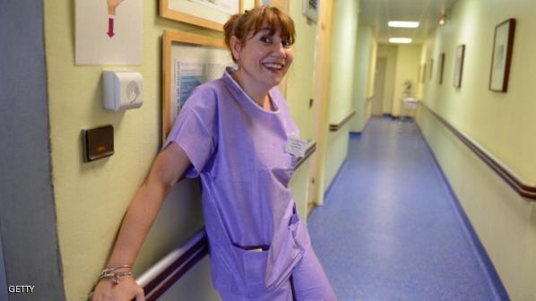 إحدى العاملات في العيادة