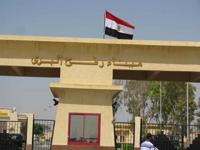 مصر تقرر تمديد العمل بمعبر رفح يوما إضافيا معبر رفح