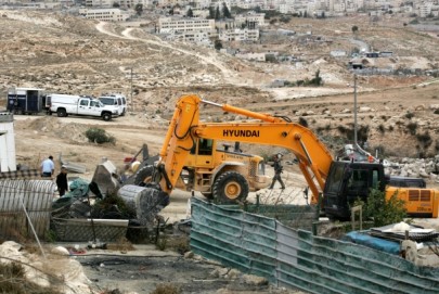 القدس: الاحتلال يهدم معملا للطوب في الطور الاحتلال يهدم جرافات