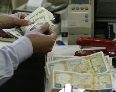 مصرف سوريا المركزي يصادر العملات الأجنبية من حوالات المواطنين