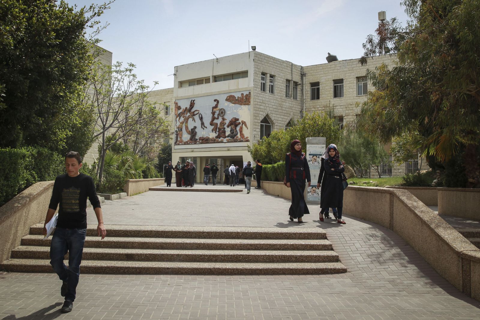 جامعة القدس تحصل على اعتماد تخصصات جديدة من التعليم العالي جامعة القدس تحصل على اعتماد تخصصات جديدة من التعليم العالي