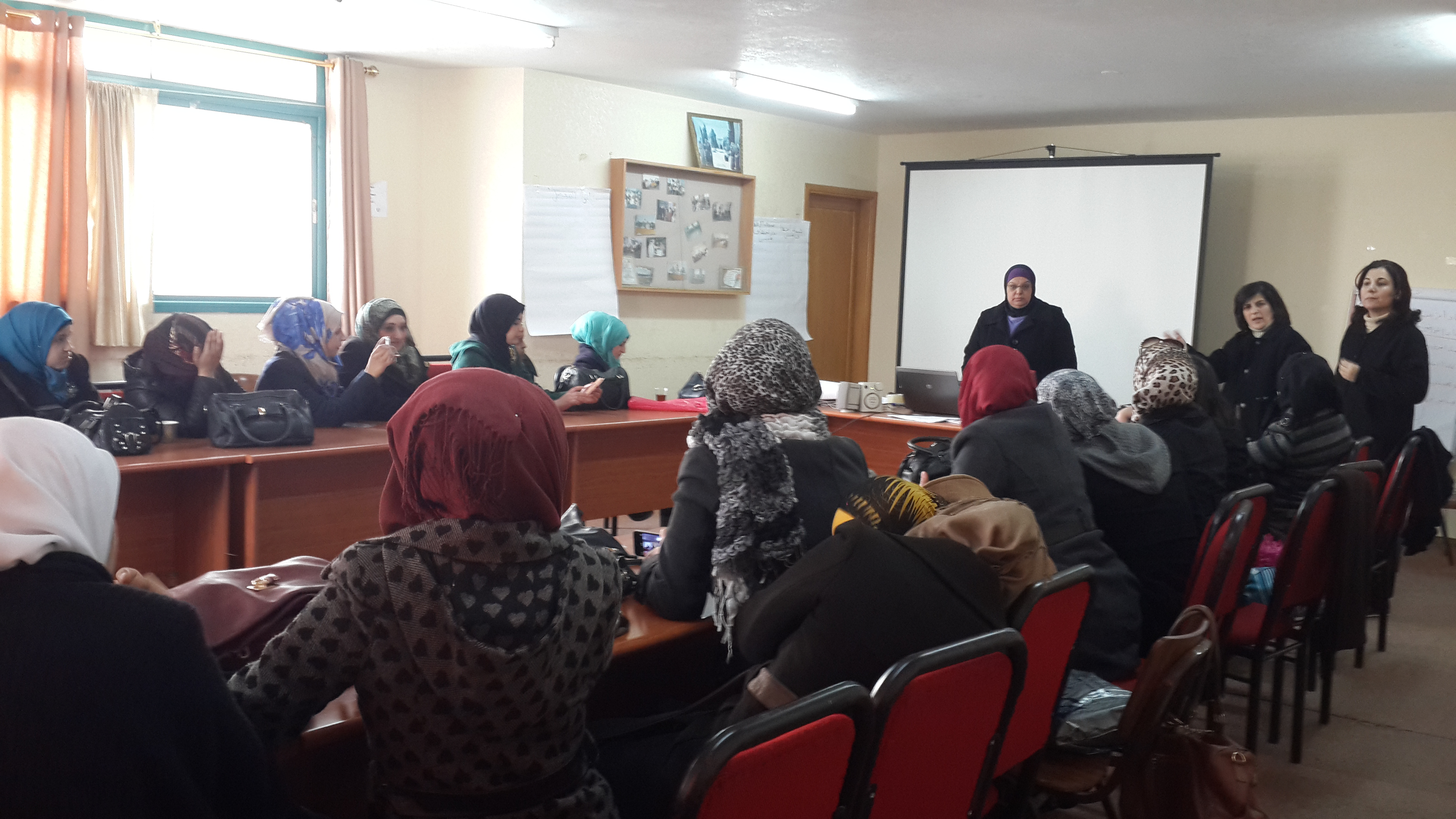 المرأة العاملة تنظم جلسة حول الانتهاكات المجتمعية والقانونية التي تتعرض لها المرأة صورة من الجلسة