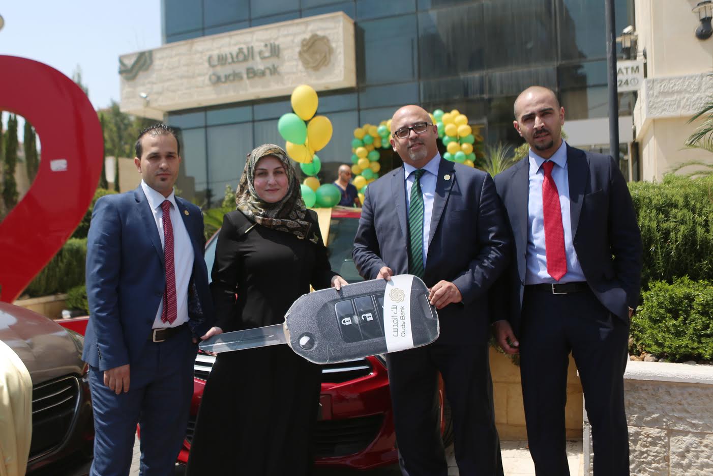 بنك القدس يسلم الفائزة شروق أبو الرب سيارة سيتروين C4 بنك القدس